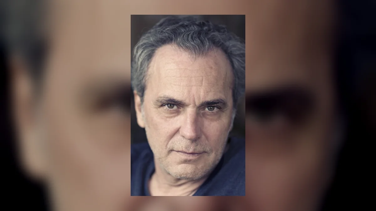 Актер, игравший Шерлока Холмса, расследует убийство в новом сериале Netflix